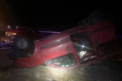 Conmoción en Río Negro: un padre y su hija adolescente murieron luego de que su rodado despistara y volcara.