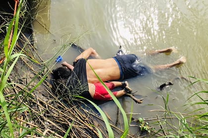 El cuerpo del salvadoreño Oscar Alberto Martínez Ramírez junto al de su hija Valeria, de casi 2 años, en la orilla del Río Grande