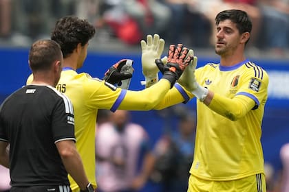 Conmovido, Courtois es reemplazado por Lammens, que también concedió un rebote que terminó en un gol de España.