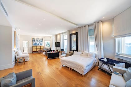 La mastersuite, con pisos de madera, como toda la casa, dos baños y terraza privada