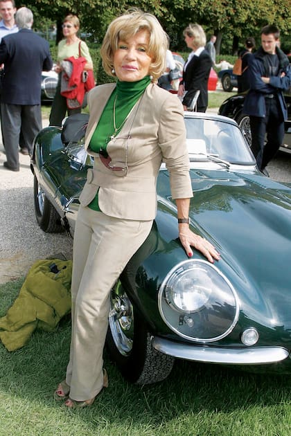Micheline junto al Jaguar que fue de Steve McQueen durante el Rally de Autos Clásicos organizado por Vuitton en París, en 1993