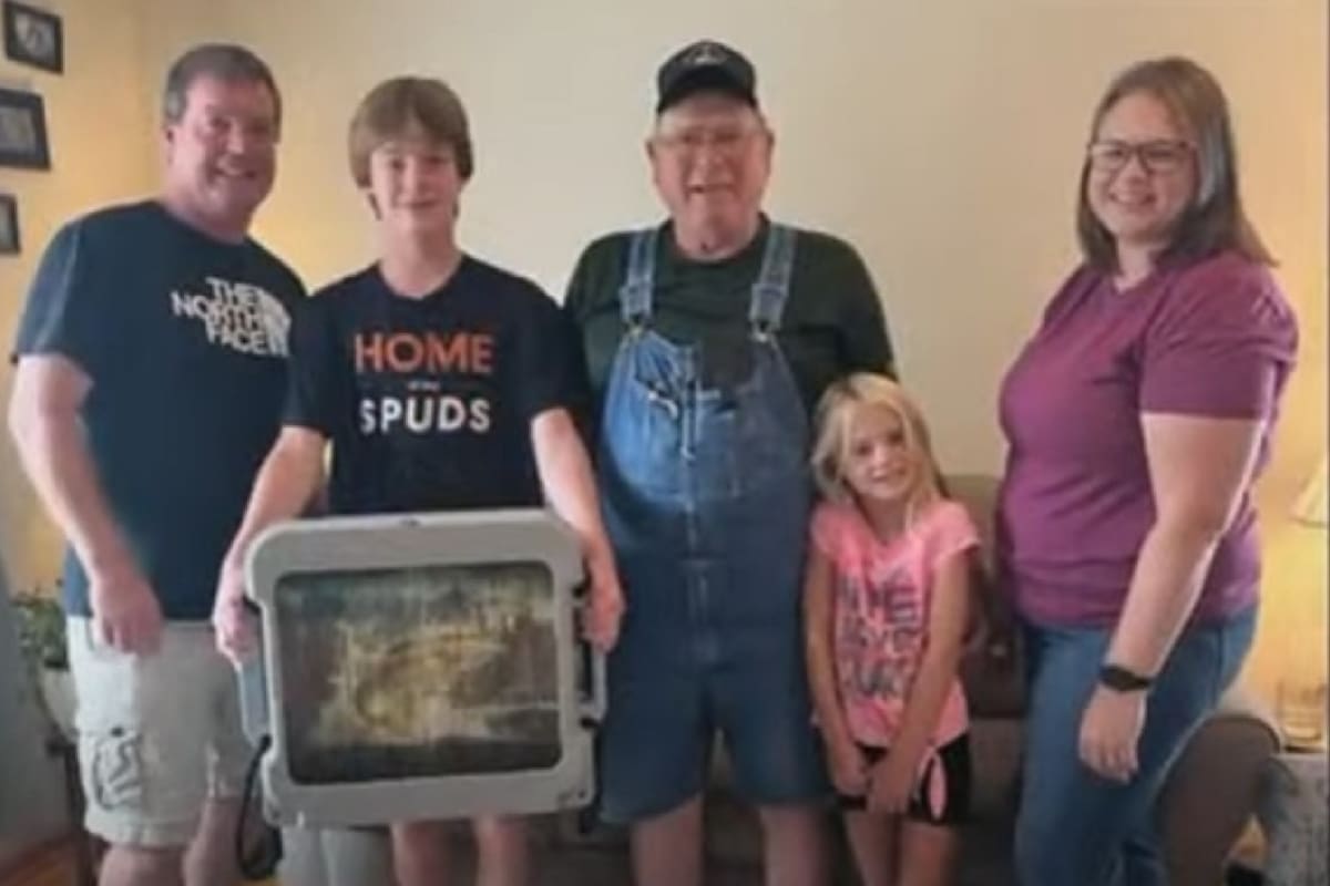 Connor Halsa (segundo a la izquierda), un joven de Minnesotam encontró una billetera que el granjero Jim Denney (centro) había perdido más de un año atrás
(Captura de ABC 7 Chicago / YouTube)