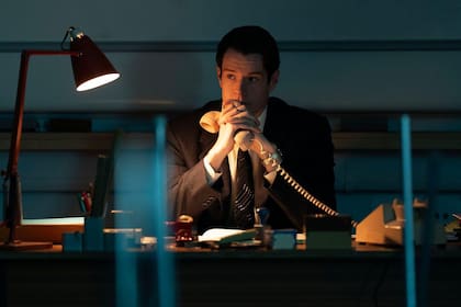 Connor interpreta al detective escocés Ed McCusker, uno de los líderes del caso. Para preparar el papel, el actor pudo reunirse con el verdadero McCusker y conocer de primera mano su experiencia