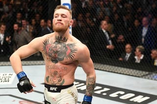 Un video muestra a Conor McGregor pegándole una piña a un hombre en un bar