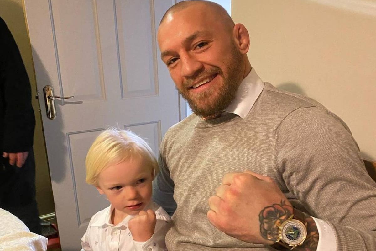 Connor McGregor junto a su hijo de tres años