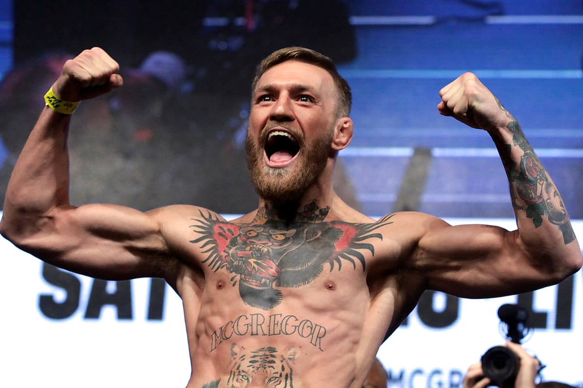 Connor McGregor posando durante un pesaje en Las Vegas, Nevada, antes de esta pelea programada contra el boxeador Floyd Mayweather Jr. - La superestrella de artes marciales mixtas Conor McGregor anunció su retiro del deporte el 7 de junio de 2020.