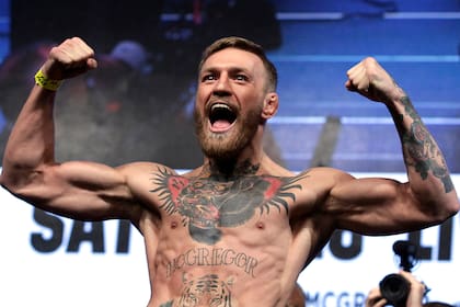 Connor McGregor posando durante un pesaje en Las Vegas, Nevada, antes de esta pelea programada contra el boxeador Floyd Mayweather Jr. - La superestrella de artes marciales mixtas Conor McGregor anunció su retiro del deporte el 7 de junio de 2020.