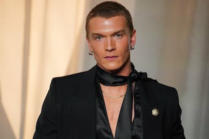 Connor Storrie se tomó un descanso de las grabaciones de la la segunda temporada de la serie fenómeno Más que rivales para asistir a la gala luciendo Saint Laurent, la marca de la que es uno de los embajadores