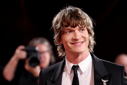 Connor Storrie, uno de los protagonistas de Heated Rivalry, durante su paso por los Golden Globe Awards, en Beverly Hills, el 11 de enero de 2026