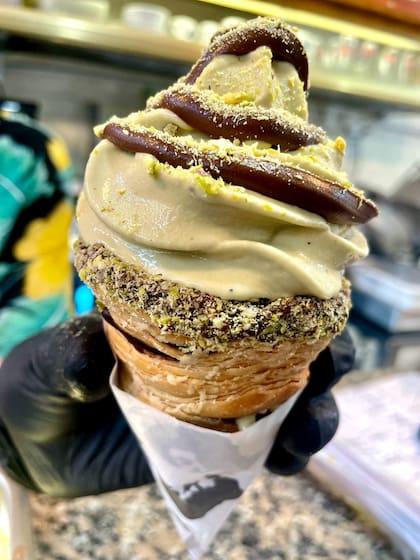 Cono de helado de pistacho con nutella y base de sfogliatella