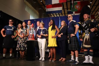 Cono vial escocés recibe bienvenida de dignatario en Boston tras amistad forjada en el Mundial