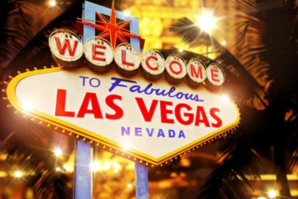 Conoce la historia detrás del icónico cartel de la ciudad de las luces