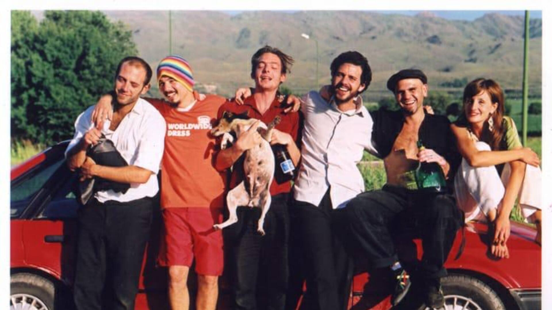 “Conocer a los punks me cambió la vida. Compartimos todo. La música, las fiestas, las peleas, la resistencia antifascista. Son mis amigos hasta el día de hoy", aclara Enrique (el segundo de derecha a izquierda)