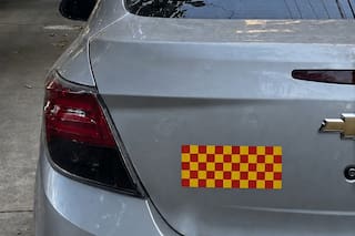 ¿Qué significa la calcomanía de color rojo y amarillo en los autos y quiénes deben usarla?