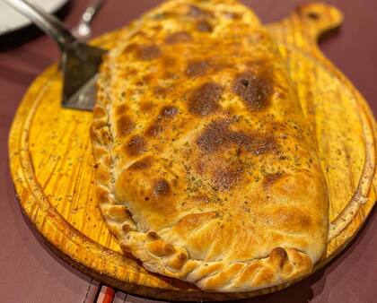 ¿Conocés el calzone? Es una suerte de empanada XL con relleno diverso, y en Parecchio lo dominan muy bien.