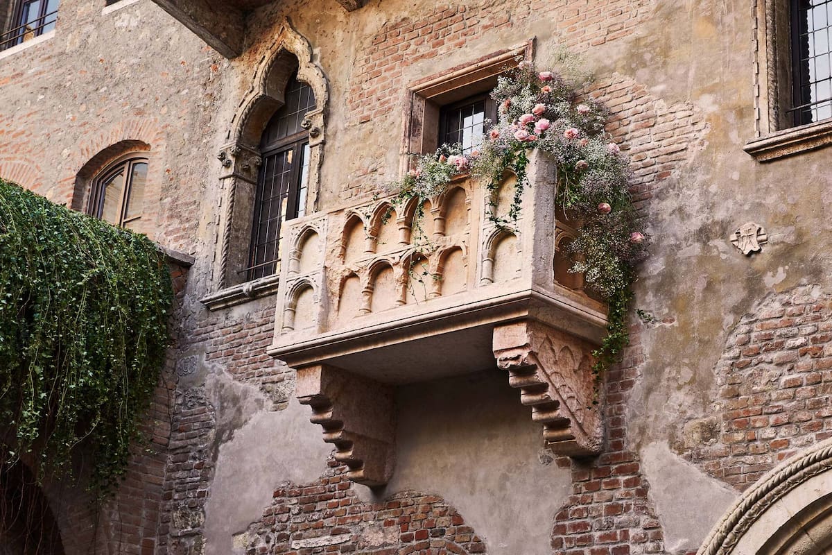 Conocida como Casa di Giulietta, en su emblemático balcón, Shakespeare le dio vida a la famosa relación entre los amantes. Crédito: Airbnb
