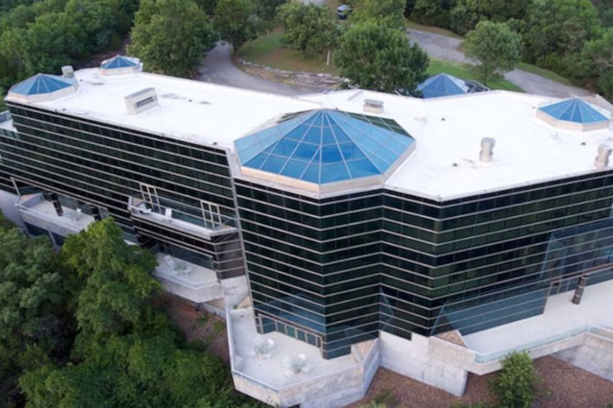 Conocida como la "mansión más fea del mundo", esta propiedad fue diseñada como residencia del magnate Robert Plaster, fundador de la empresa Empire Gas