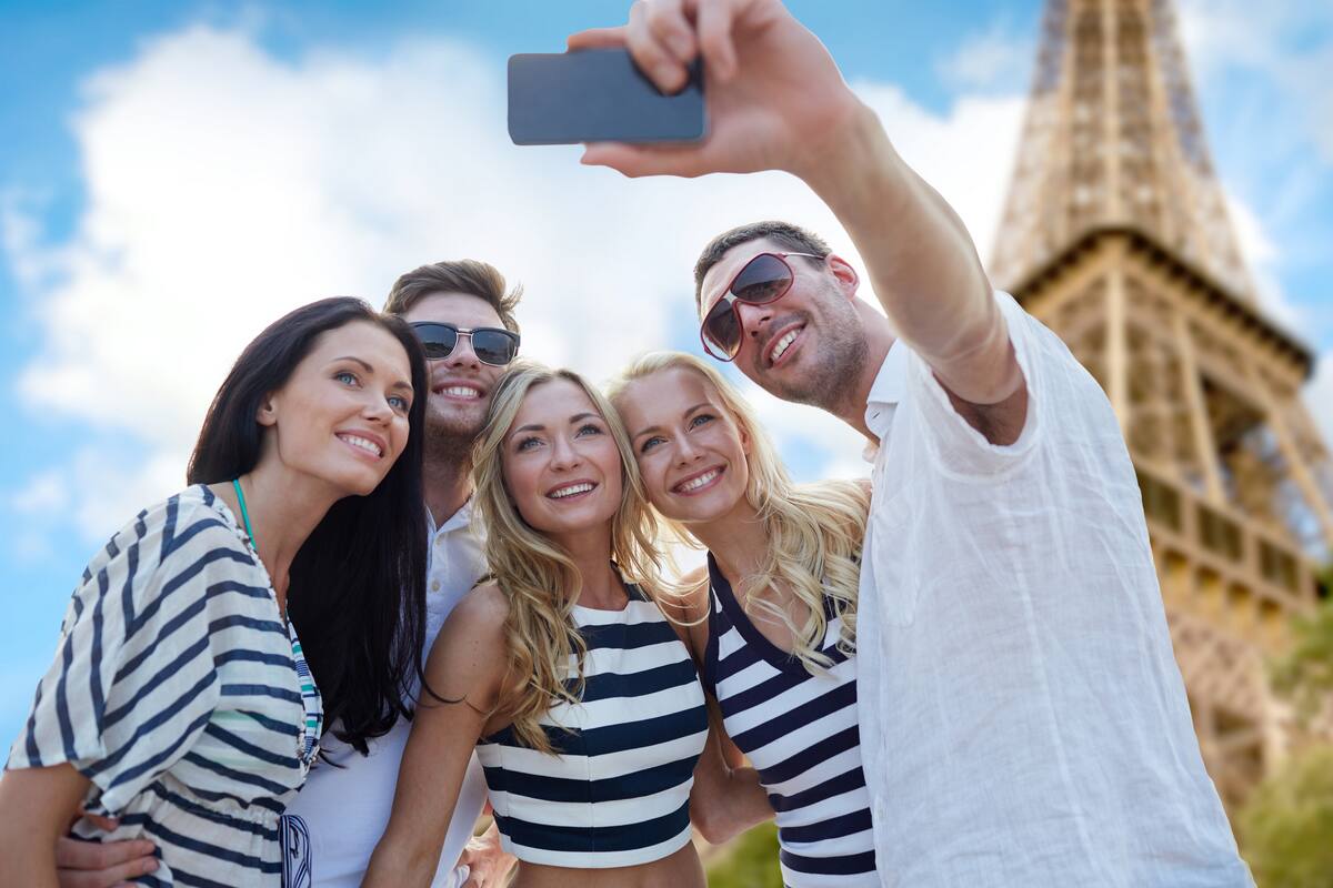 Conocida como selfies grupales sintéticas, la función de Apple permitiría sacar autofotos grupales con distancia social
