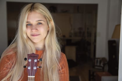 Conocida en las redes como la chica del ukelele, Connie Isla tira abajo todos los prejuicios, con activismo y buenas canciones