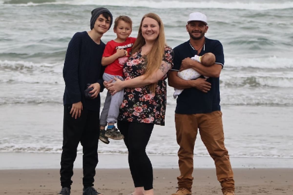 Conocida en las redes sociales como La Güerita, se mudó a México tras la deportación de su esposo y ayuda a familias con estatus mugratorio mixto