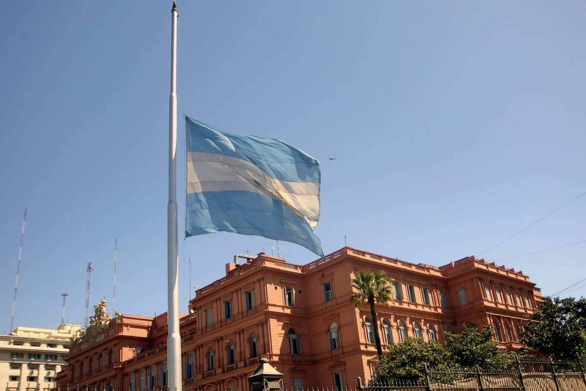 Conocida la noticia de la muerte del astro del fútbol mundial, el presidente Alberto Fernández dispuso tres días de duelo nacional