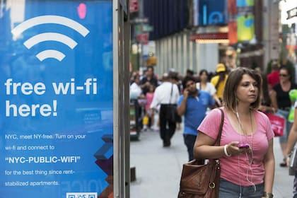 Conocido bajo su denominación Wi-Fi, la norma IEEE 802.11 se convirtió en el estandar predilecto dentro de la industria para que los dispositivos puedan conectarse de forma inalámbrica tanto a Internet como a otros equipos