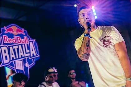 Conocido en el mundo del freestyle como Adonysx, el artista venezolano fue detenido por el ICE pese a que contaba con TPS y una solicitud de visa