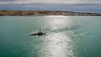 Conocido por los marinos desde el siglo XVI, la ría Deseado fue navegado, explorado y cartografiado. Esta baliza se llama Magallanes, porque en estas rocas naufragó el vapor Magallanes a fines del siglo XIX.