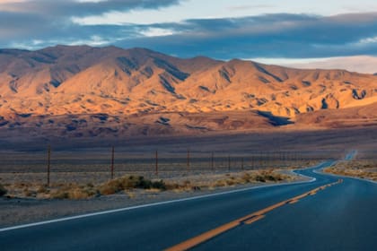 Conocido por su calor pero también sus paisajes, es un lugar de alto interés turístico