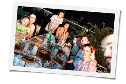 Conocidos del jardín, amigos de la plaza; los Gené, los Otero y los Vedronik, de asado