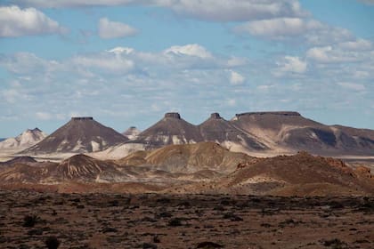 Conos volcánicos y la asombrosa desolación del Parque Nacional Bosques Petrificados de Jaramillo