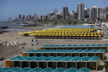 Conozca los precios de las carpas en La Perla y otros balnearios de Mar del Plata para el verano 2026 según el último relevamiento de LN+ sobre alquileres y servicios en la costa.