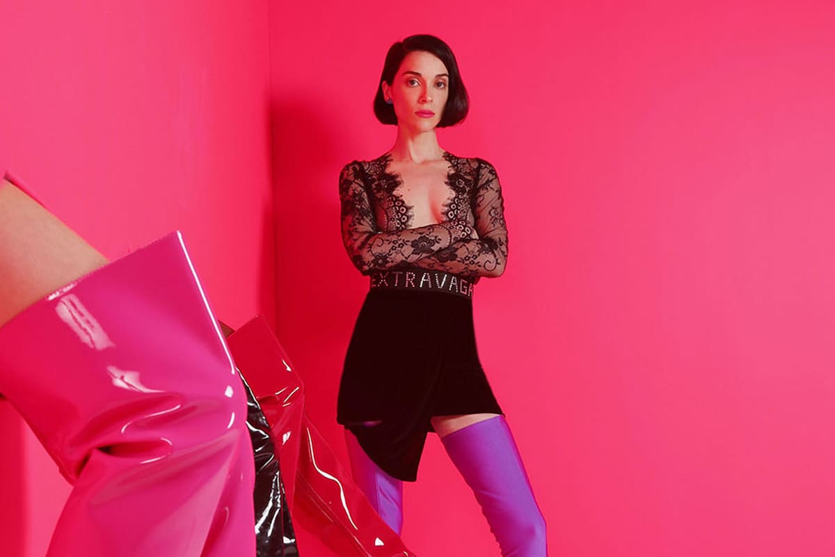 Conozcan a Annie Clark, la artista que canaliza sus extrañas fantasías de pop industrial