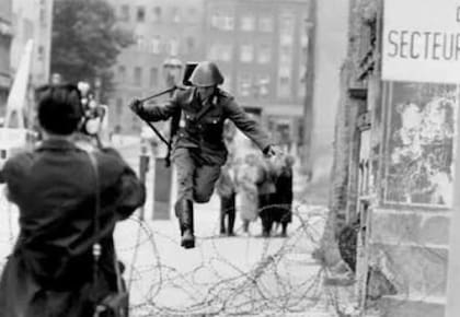 Conrad Schumann, de 19 años, salta la barrera de alambre de púas entre Berlín Oriental y Berlín Occidental el 15 de agosto de 1961. La imagen fue tomada por Peter Leibing
