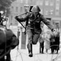 La imagen que se convirtió en símbolo de la Guerra Fría y marcó para siempre a su protagonista