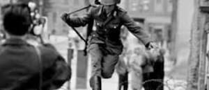 La imagen que se convirtió en símbolo de la Guerra Fría y marcó para siempre a su protagonista