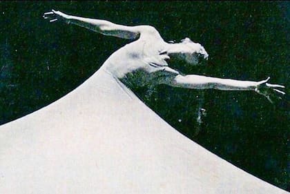 Entre las fotos de archivo, Araiz elige esta del Royal Winnipeg Ballet, de 1975: "Es tan abstracta, tan hermosa -dice-. La podés ver del derecho y del revés, y es bonita igual"