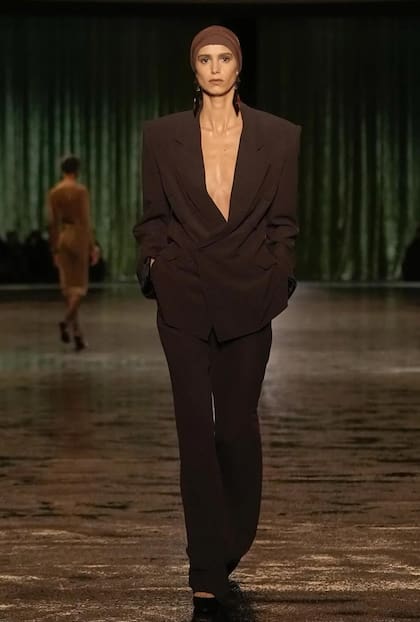 Consagrada, el look de Mica en la pasarela de Saint Laurent. La modelo argentina también se lució en Miu Miu