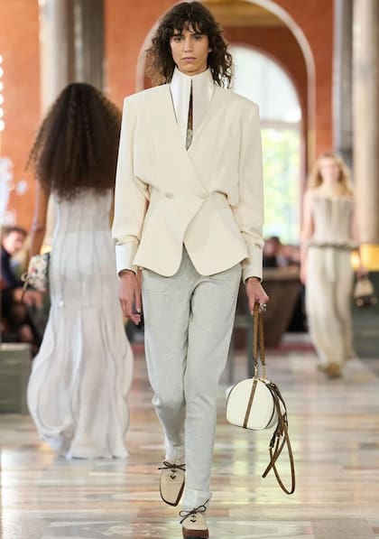 Consagrada, Mica Argarañaz en la pasarela de Louis Vuitton Summer 26. La argentina es una de las modelos favoritas de Nicolas Ghesquiere
