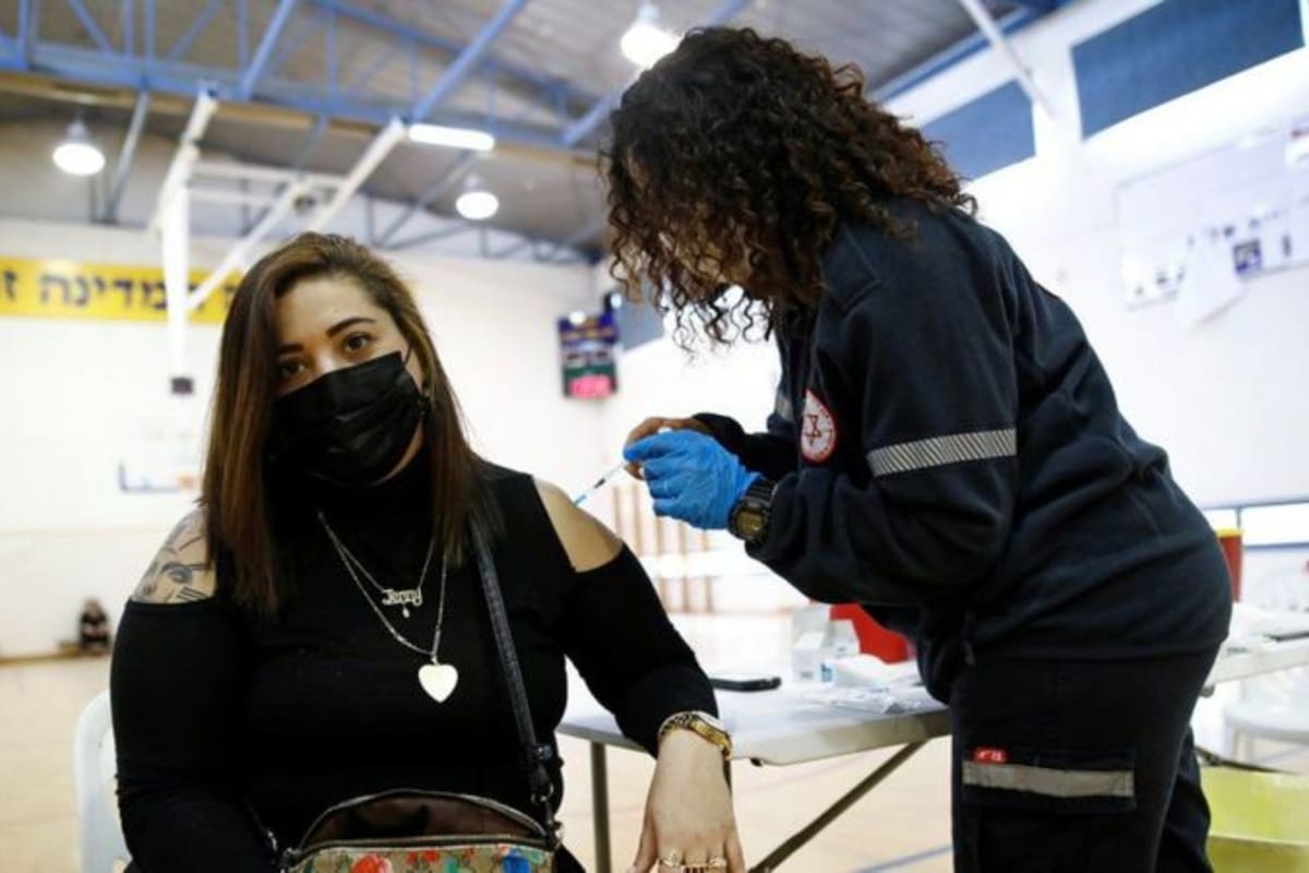 Conseguir la inmunidad para todos será posible porque las campañas de vacunación comienzan a mostrar resultados efectivos. “Israel alcanzó un 94% de protección”, indicó el inmunólogo irlandés Luke O’Neill