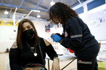 Conseguir la inmunidad para todos será posible porque las campañas de vacunación comienzan a mostrar resultados efectivos. “Israel alcanzó un 94% de protección”, indicó el inmunólogo irlandés Luke O’Neill