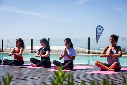 La nueva aplicación MÁS OSDE es una puerta para vivir diferentes experiencias -como clases de yoga junto al mar- y disfrutar de muchas más actividades en Mar del Plata, Cariló y Pinamar