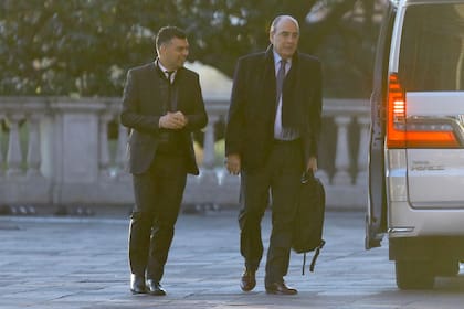 Guillermo Francos, el anfitrión, llega a la reunión del Consejo de Mayo en la Casa Rosada