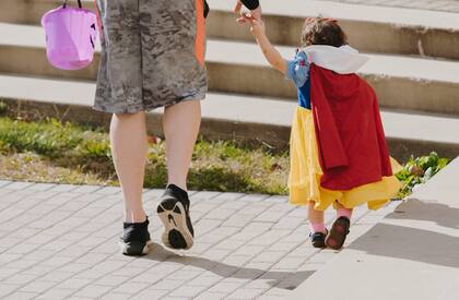 Consejos de seguridad para pedir dulces con niños en Halloween (Unsplash)