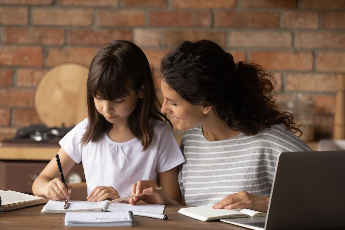Consejos para usar la IA como tutor escolar y que ayude a los niños a hacer la tarea