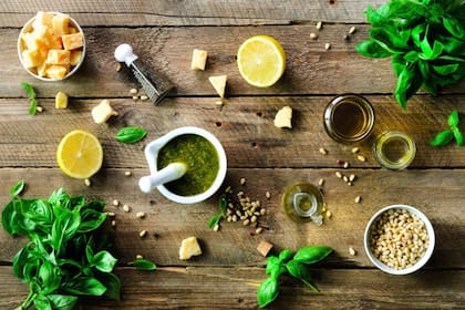Conserva de limones al pesto para acompañar comidas.