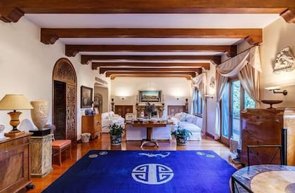 Conservado como parte del patrimonio histórico de la propiedad, el suelo establece un vínculo directo entre la residencia y el pasado de la ciudad