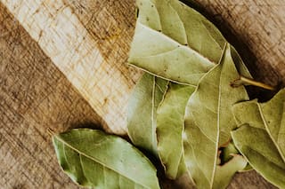 Hoja de laurel en la cartera: qué significa, para qué sirve y por qué se relaciona con la prosperidad