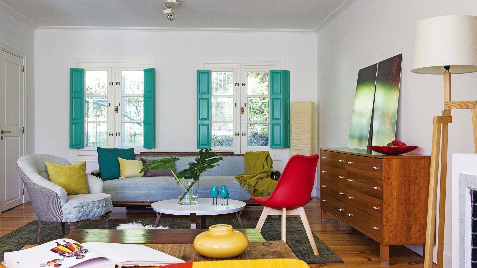 Conservar los acabados y el color original de esta casa de tres pisos en Acassuso fue la base para lograr una ambientación donde conviven armónicamente líneas estéticas diversas.