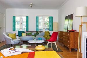 Conservar los acabados y el color original de esta casa de tres pisos en Acassuso fue la base para lograr una ambientación donde conviven armónicamente líneas estéticas diversas.